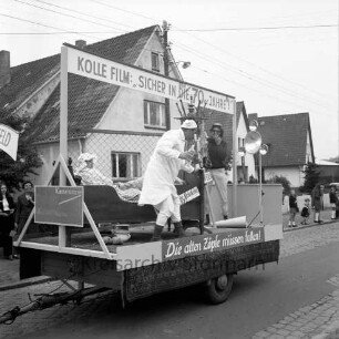 Karpfenfest: Umzug: Mottowagen des Filmclubs Reinfeld "Kolle Film": am Straßenrand Zuschauer, Strommasten, 12. Oktober 1969