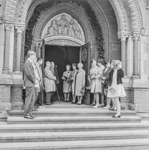 Hochzeit : Bautzen. Hochzeitsgesellschaft vor dem Portal der Maria-Martha-Kirche, August-Bebel-Platz