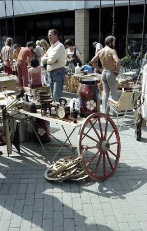 Freiburg: Trödlermarkt in der Habsburgerstraße (Hof)
