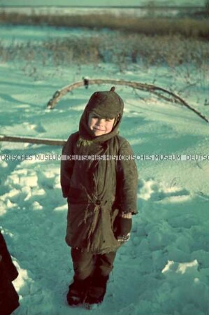 Kleiner Junge im Schnee