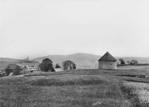 Schneeberg-Neustädtel, Pulverhäuschen der Grube Gesellschaft. Blick auf Ostnordost auf Schneeberg und Gleesberg