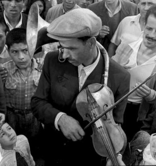 Plowdiw (Bulgarien). Geige spielender bulgarischer Musikant und Kind in einer Gruppe Einheimischer
