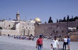 Blick auf die Klagemauer mit dem Felsendom im Hintergrund [Jerusalem, Israel-Exkursion]