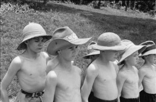 Jungen beim Turnen : Schüler der deutschen Schule von Lushoto beim Turnen mit Tropenhelm.