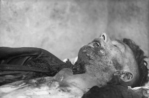 ermordeter Sudetendeutscher, in der Kirche aufgebahrt