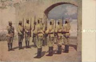 Afrikanische Wachsoldaten vor einem Tor