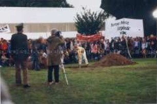 Der "tote Soldat" wird begraben - aus der Inszenierung des Brecht-Gedichtes "Legende vom toten Soldaten", Station Bonn