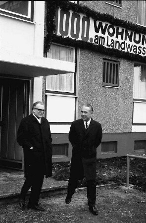 Freiburg; Landwasser: vor dem Haus; Gruppen mit Minister Krause