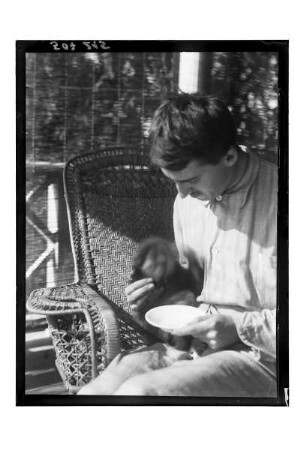 Kurt Beyer mit Affen : Phetchaburi. Dr. Kurt Beyer mit Fips, dem Affen auf der Veranda, 1909