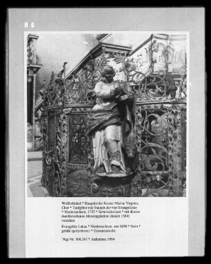 Taufgitter mit Statuen der vier Evangelisten — Evangelist Lukas