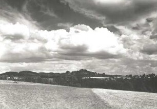 Sächsische Schweiz. Blick von der Straße nach Altendorf über das Kirnitzschtal und die Ostrauer Ebenheit zur Hohen Liebe und Schrammsteinkette
