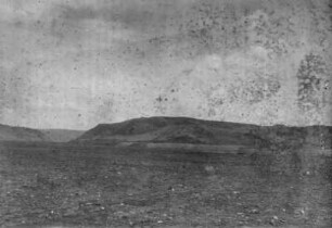 Hügellandschaft : Blick über eine Ebene auf eine Hügel in der Umgebung des Tian Shan Hochgebirges