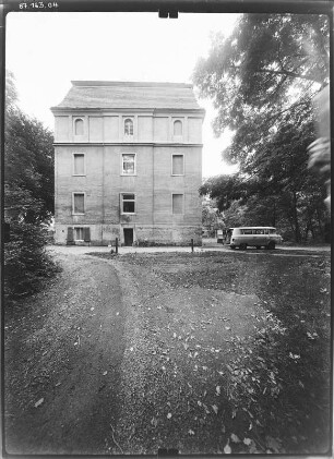 Ogrosen (Vetschau-Ogrosen), Ogrosener Dorfstraße 33/35. Gutsanalge (Baubeginn um 1704, Erweiterung 1901-1915). Herrenhaus. Seitenansicht