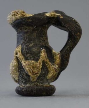 Miniatur-Henkelkrüglein aus schwarzem Glas