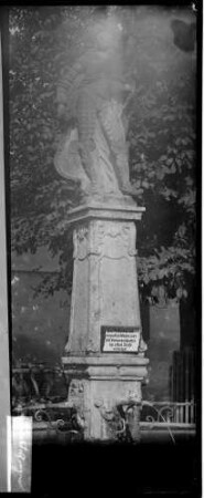 Trochtelfingen Marktplatz mit Brunnen und der Statue des Heiligen Mauritius