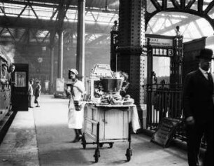 Bahnhof London Waterloo : Servierwagen mit Speisen für Reisende auf dem Bahnsteig