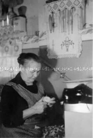 Luise Müller beim Kartoffelschälen