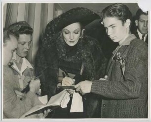 Marlene Dietrich gibt Autogramme (Los Angeles, 1940) (Archivtitel)