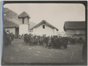 Fest in Chulina. Tanzende Indianer vom Quechua-Stamm