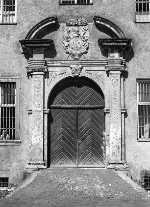 Schwaben. Portal mit gesprengtem Giebel und Wappenstein