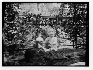 Dresden-Blasewitz, Regerstraße 22. Kinderbildnis von Friedrike Apel im Garten