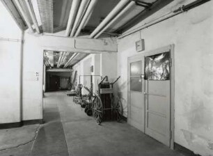 Gang im Kellergeschoss mit Eingang zum Magazin : Dresden-Johannstadt, Hans-Grundig-Straße 25 (Gebäude der Fakultät Informatik der TU Dresden). Sächsische Landesbibliothek - Staats- und Universitätsbibliothek Dresden. Zweigbibliothek Informatik. Gang im Kellergeschoss mit Eingang zum Magazin