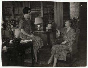 Damen der amerikanischen Gesellschaft bei Mrs. Sabin zu Gast, New York. rechts: Mrs. Sabin
