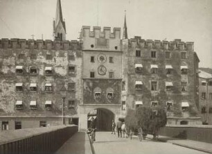 Oberbayern. Wasserburg am Inn : Wasserburg am Inn (Oberbayern). Ansicht des im Mittelalter errichteten Brucktores an der Inn-Brücke. Ein mit Heu beladenes Fuhrwerk passiert die Brücke Richtung Altstadt