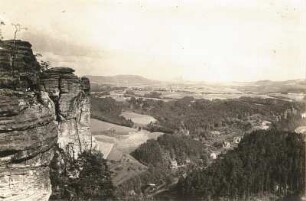 Elbsandsteingebirge. Blick über den Wehlgrund und Rathen nach Süden. Links die Kleine Gans. Im Hintergrund Großer Winterberg, Rosenberg, Kaiserkrone, Zirkelstein, Wolfsberg, Kohlbornstein und Lasensteine