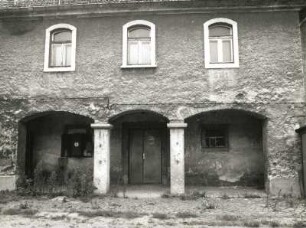 Cossebaude-Gohlis, Gartenstraße 31. Vierseithof (1701/1900). Stallgebäude. Kumthalle