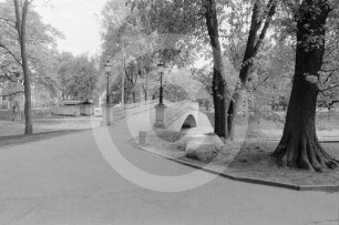 Brücke über dem Stadtkanal zum Bastejkalns (Basteiberg) in Riga