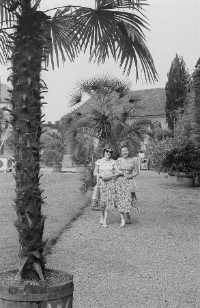 Renate Rössing (links) und Lissy Bartsch an der Orangerie des Schlosses Belvedere in Weimar