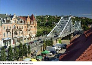 Loschwitzer Brücke ("Blaues Wunder") : Blick vom Dach des Seniorenheimes am Schillerplatz gegen Wohn- und Geschäftshäuser am Brückenkopf (mit Café "Toscana"), Loschwitzer Brücke ("Blaues Wunder") und Loschwitzer Hang