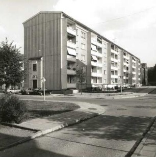 Niesky, Ödernitzer Straße 10/14 a. Wohnblock. Hofansicht