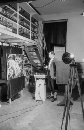 Central Collecting Point Marburg. Der Fotograf Eugen Fink beim Fotografieren im Hessischen Staatsarchiv