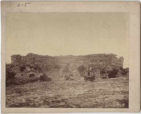 "Côté nord du bâtiment des Colonnes avec les membres de l'expédition".