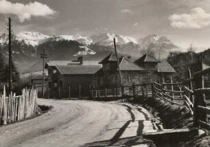 Bran (Törzburg)-Poarta. Ortsteilansicht gegen Nordwestabstürze des Bucegi-Massivs mit Omul (2506 m) und Scara (2422 m)