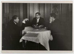 Nikolaus Titulescu und Pierre Laval beim Lunch im Genfer Hotel des Bergues. links: Nikolaus Titulescu, Mitte: Pierre Laval