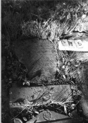 Grabstein 115 (Index: 99796474) Material: Sandstein Zustand: leicht verwitt/beschäd. mit Textverlust Maße HxBxT: 0x0x0 cm Beschreibung: Stele, Sockel: Grabstein 115