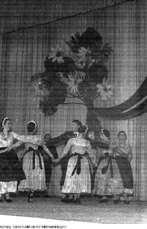 Dresden, Staatliches Volkskunstensemble der DDR. Darbietungen von Tänzern, Chor und Kapelle, April 1956