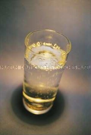 Mit Mineralwasser gefülltes Glas (Altersgruppe 18-21)