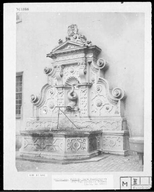 Brunnen im Hof