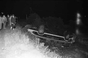 Verkehrsunfall auf der Straße Ettlingen-Karlsruhe beim Seehof, bei dem ein Omnibus eine Böschung hinunter stürzte.