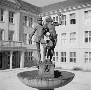 Brunnen : Brunnen. Metall, Stein (1956; W. Reinhold). Knabenpaar. Dresden-Südvorstadt, Schulhof der 3. Mittelschule