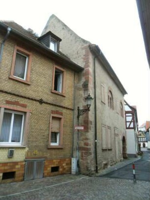 Stadtbild-Romanisches Steinhaus (1187-Vogtei 1984-renoviert)- Ansicht über Traufseite mit Eckquaderung in Übersicht