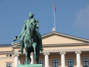 Oslo - Reiterdenkmal am Schloß : Reiterdenkmal vor dem königlichen Schloß. Aufgenommen in Oslo im September 2004