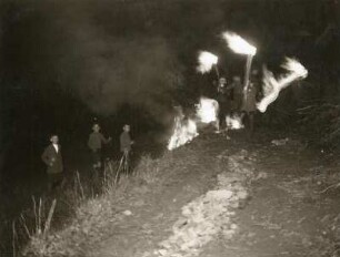 Ein in der Lausitz und auch in Westsachsen verbreiteter Brauch, in der Walpurgisnacht (Nacht zum 1.5.) Hexenfeuer anzuzünden und alte Besen brennend zu schwingen, um die Hexen zu verjagen. Die Kinder sammeln schon wochenlang vorher alte Besen, die sie mit Stroh durchflechten