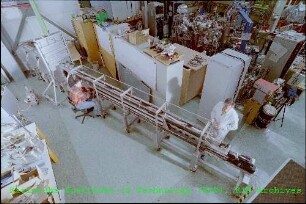 Unbekannte Mitarbeiter an der Beschichtungseinrichtung zur Kleinserienproduktion von Hochtemperatur-Supraleiter (HTSL)-Wafern des Instituts für Nukleare Festkörperphysik (INFP)