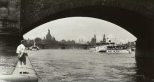 Dresden, Blick durch einen Brückenbogen der Albertbrücke auf der Altstädter Seite auf die Silhouette der Altstadt