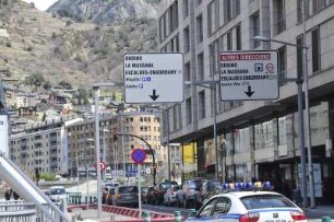 Andorra la Vella - Wegweiser : Wegweiser für den Autoverkehr. Aufgenommen im Geschäftszentrum der Hauptstadt Andorra la Vella am 17. April 2012